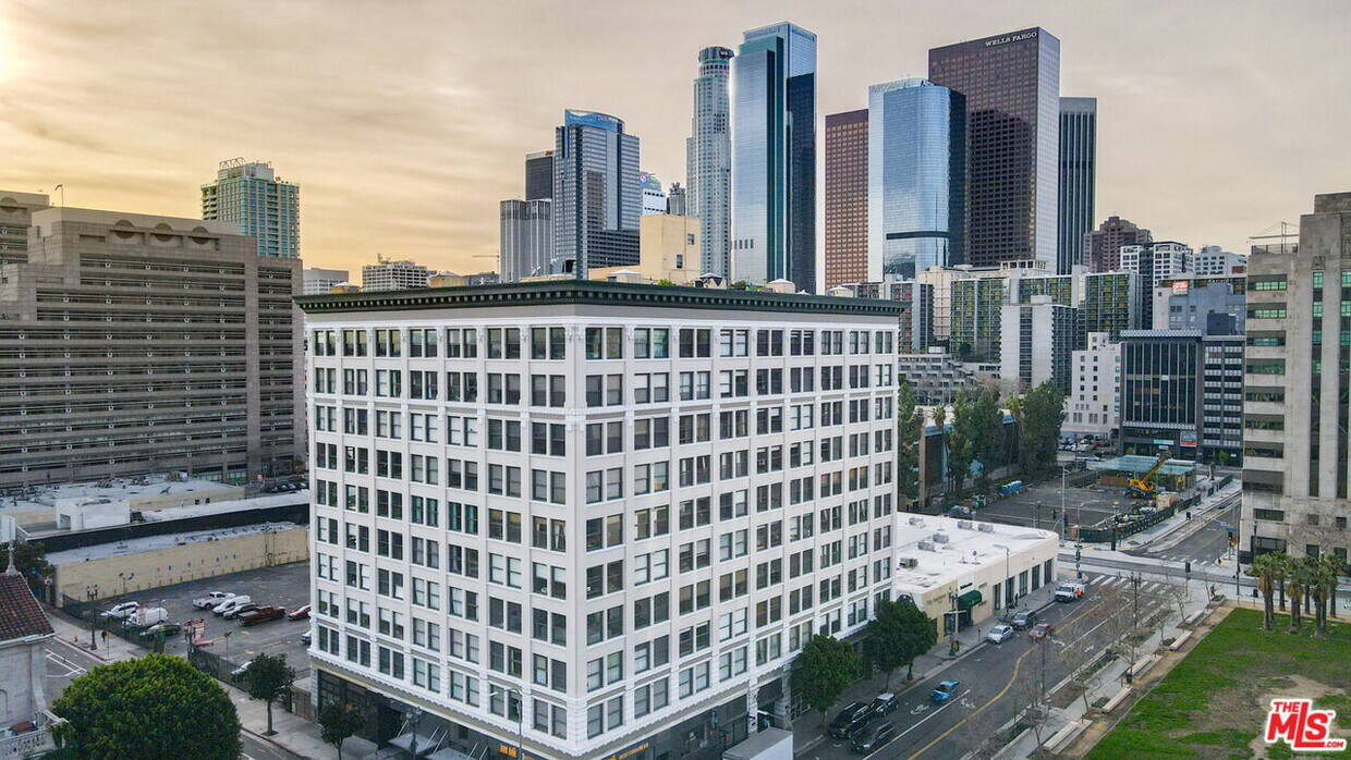 Foto principal - 108 W 2nd St