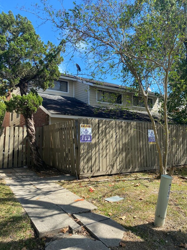 Primary Photo - A beautiful three bedroom townhouse ready ...
