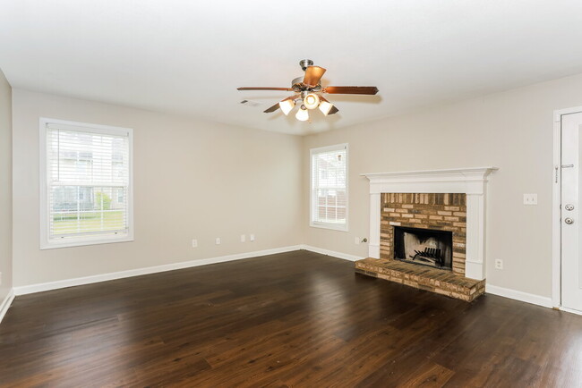Foto del edificio - 5102 Redcoat Ln