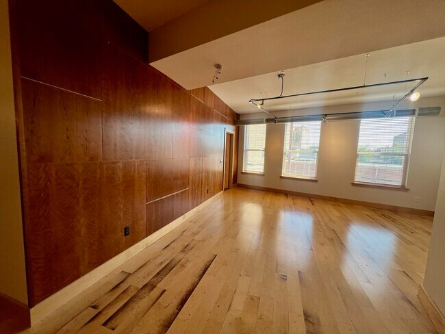 Espacio habitable abierto con ventanas orientadas al oeste. - 319 Broadway N