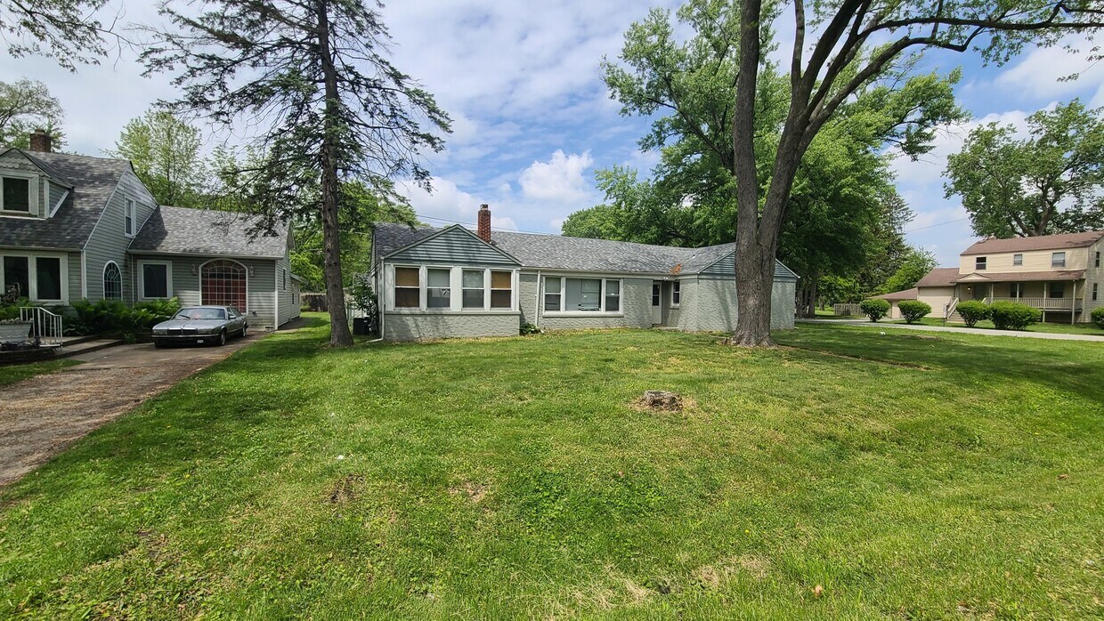 Building Photo - 16002 Spaulding Ave