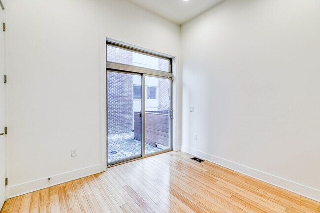 Building Photo - Northern Liberties Townhome with Parking!