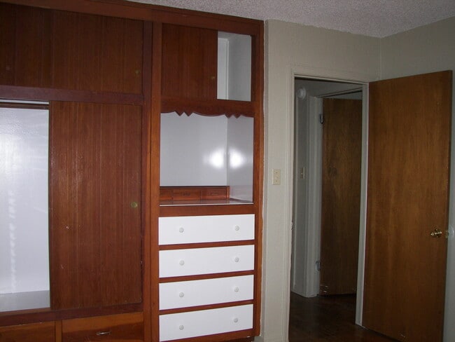 Building Photo - Cute 3 Bedrooms!