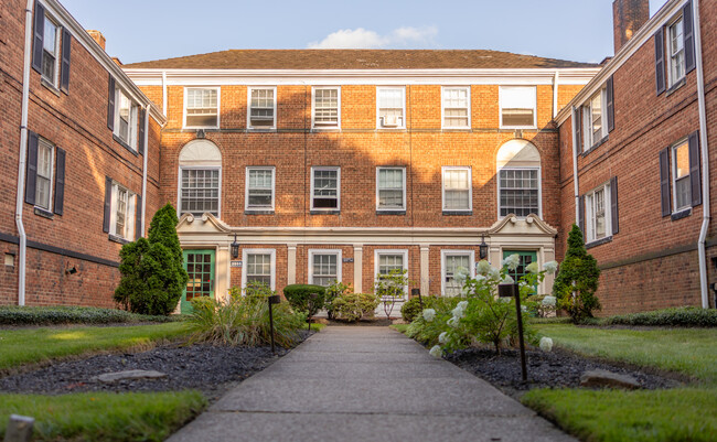 Building Photo - Shaker Lake Apartments & North Moreland Co...