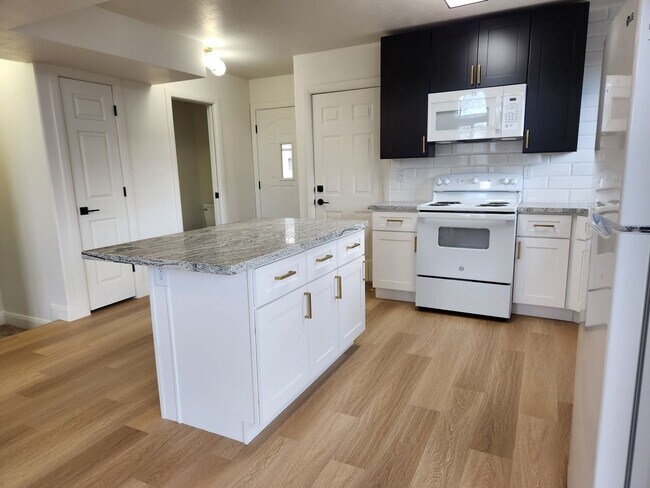 Foto del edificio - Newly Remodeled 3 Bd 2.5 Bath Townhouse in...