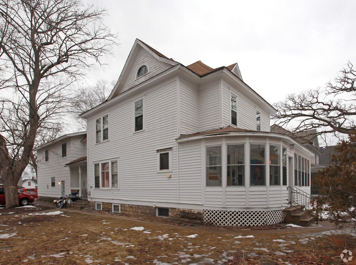 Primary Photo - 1121 7th St E
