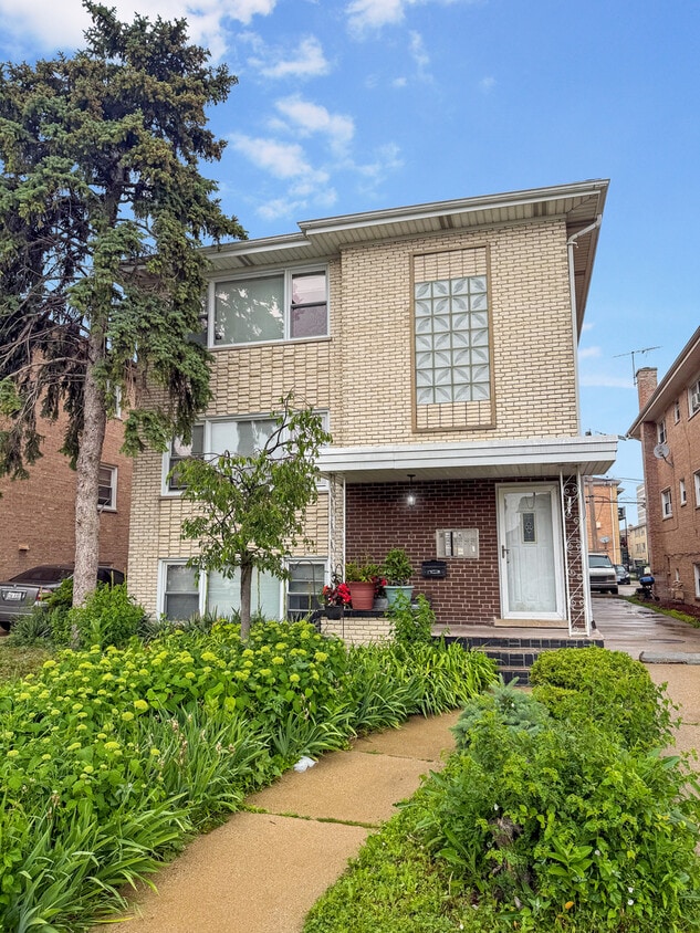 Primary Photo - 8514 W Catalpa Ave