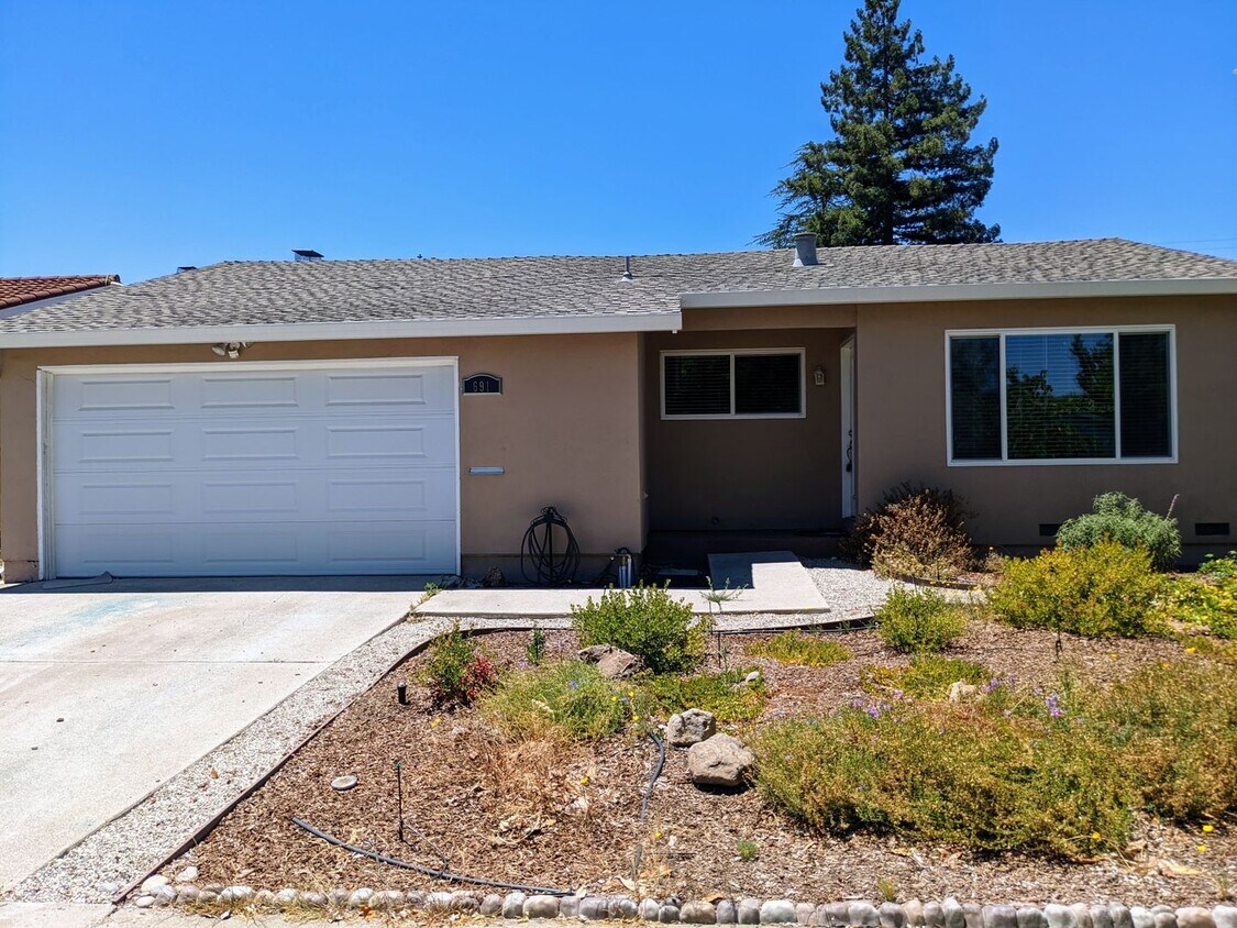 Foto principal - Remodeled 4 Bed 2 Bath Sunnyvale Home - Sp...