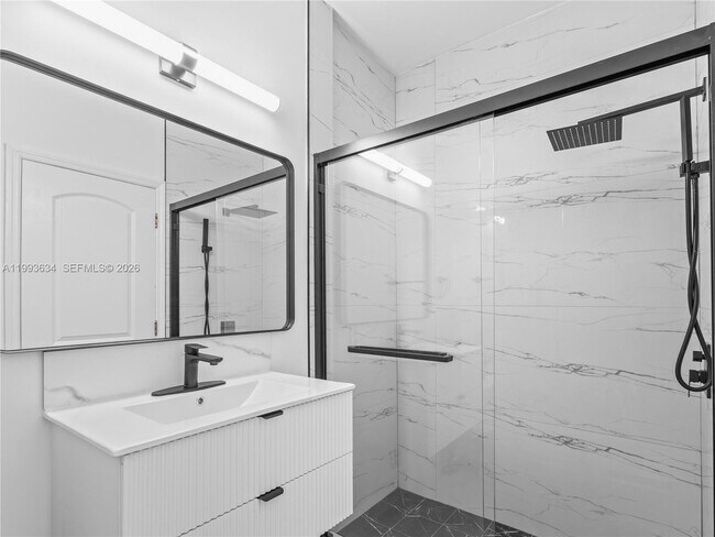 Foto del edificio - 6201 NW 114th Pl