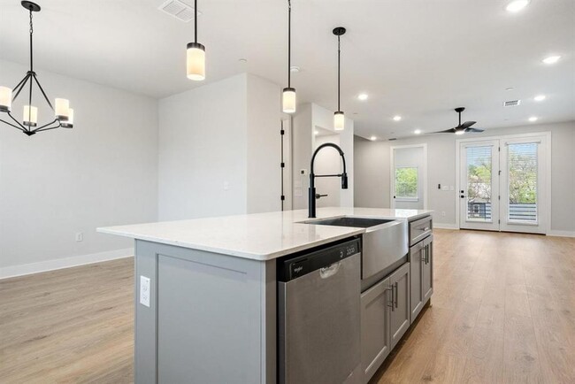 Building Photo - 200 W 56th St