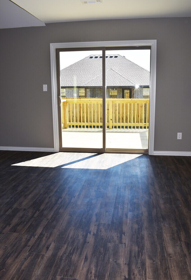 Building Photo - Spacious 3 Bedroom, 2 Bathroom home!
