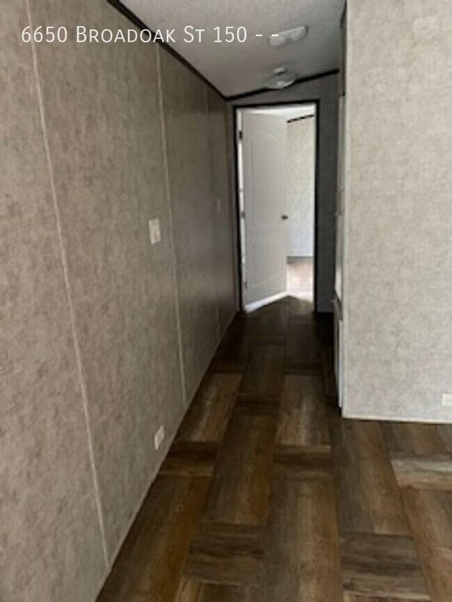 Foto del edificio - 6650 Broadoak St