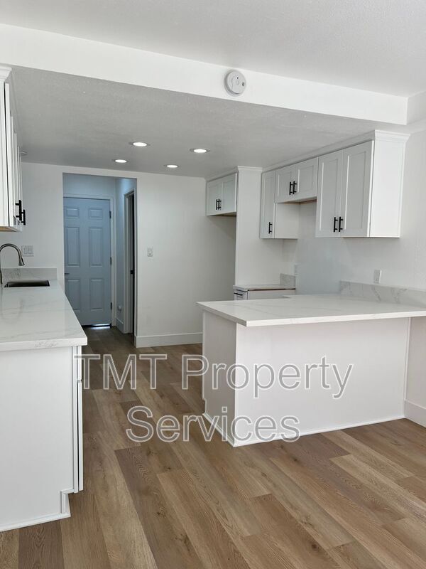 Building Photo - 610 E Newlove Dr