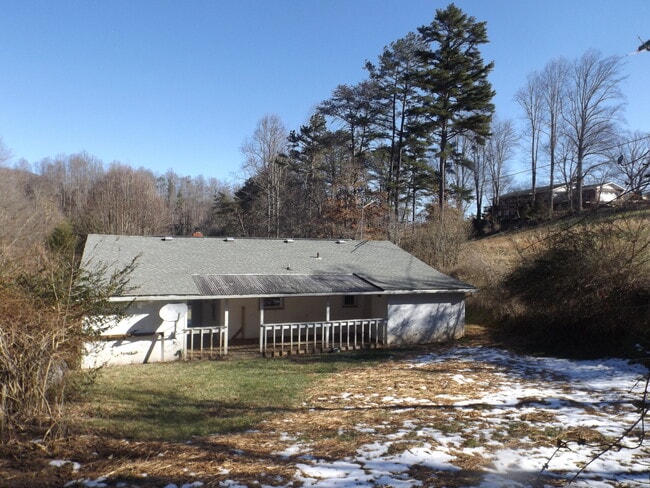 Foto del edificio - Great 2 Bedroom House in Dillsboro near the River $1400 available June 5th for year-long lease