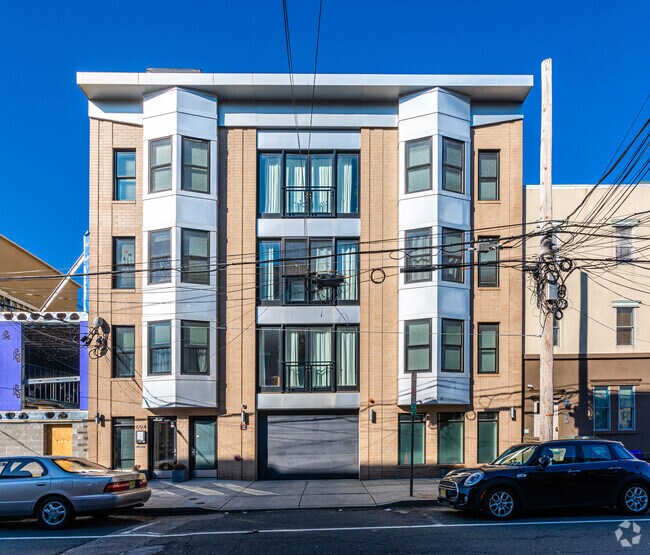 Building Photo - 604 Grand St