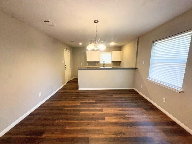 Building Photo - 723 Cherry Valley Dr