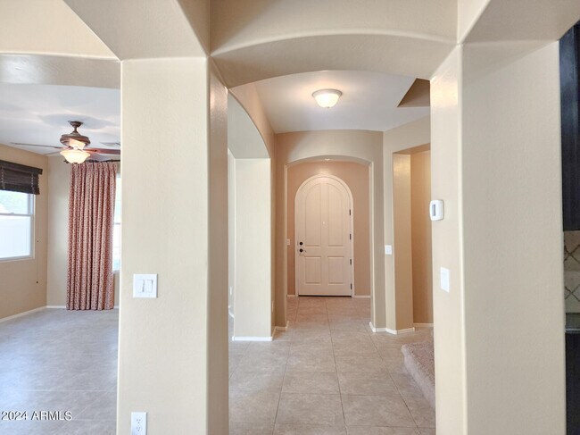 Building Photo - 969 Huish Dr