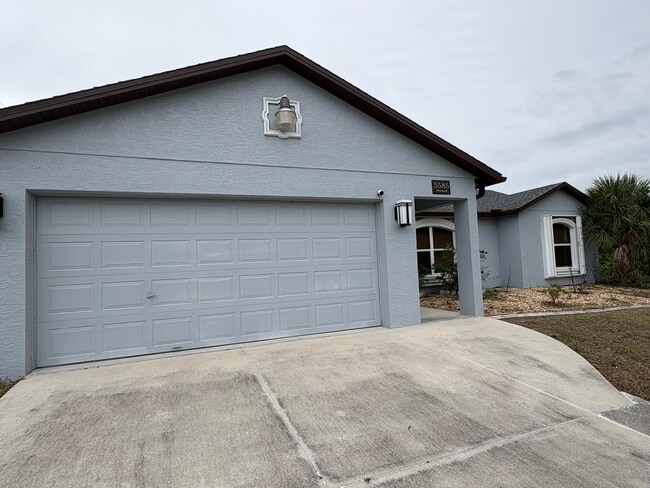 Building Photo - 3/2/2 Furnished Pool Home