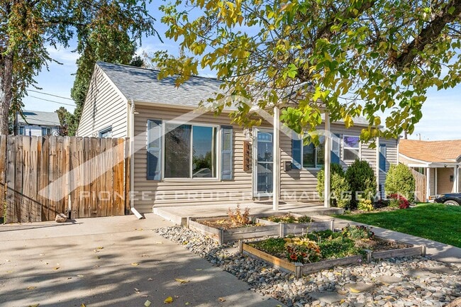 Building Photo - Charming Home with Washer/Dryer and Fenced...