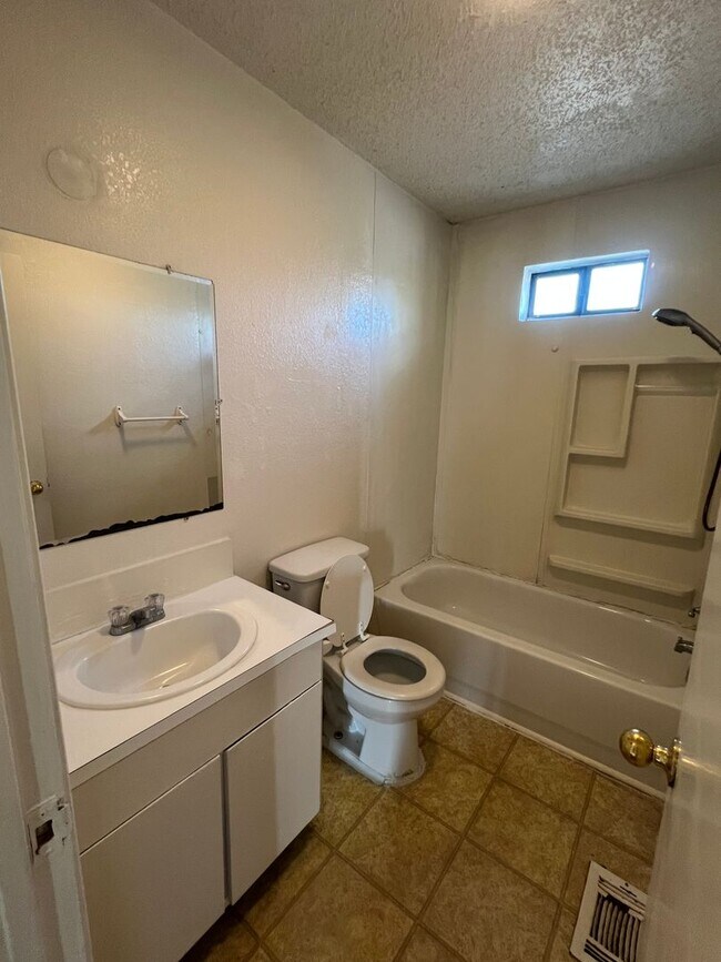 Foto del edificio - 2 Bed/ 1.5 Bath Townhouse