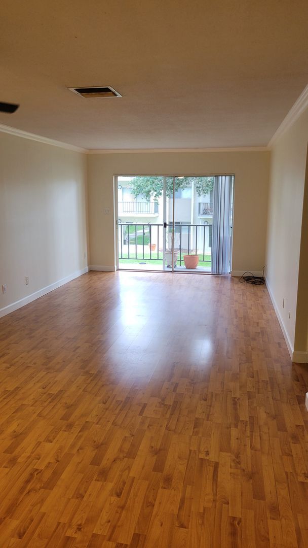 Foto del edificio - Charming 1BR Condo in Prime Westshore Location – Move-In Ready!