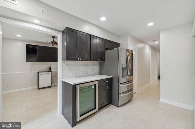 Foto del edificio - 6008 Waterbury Ct