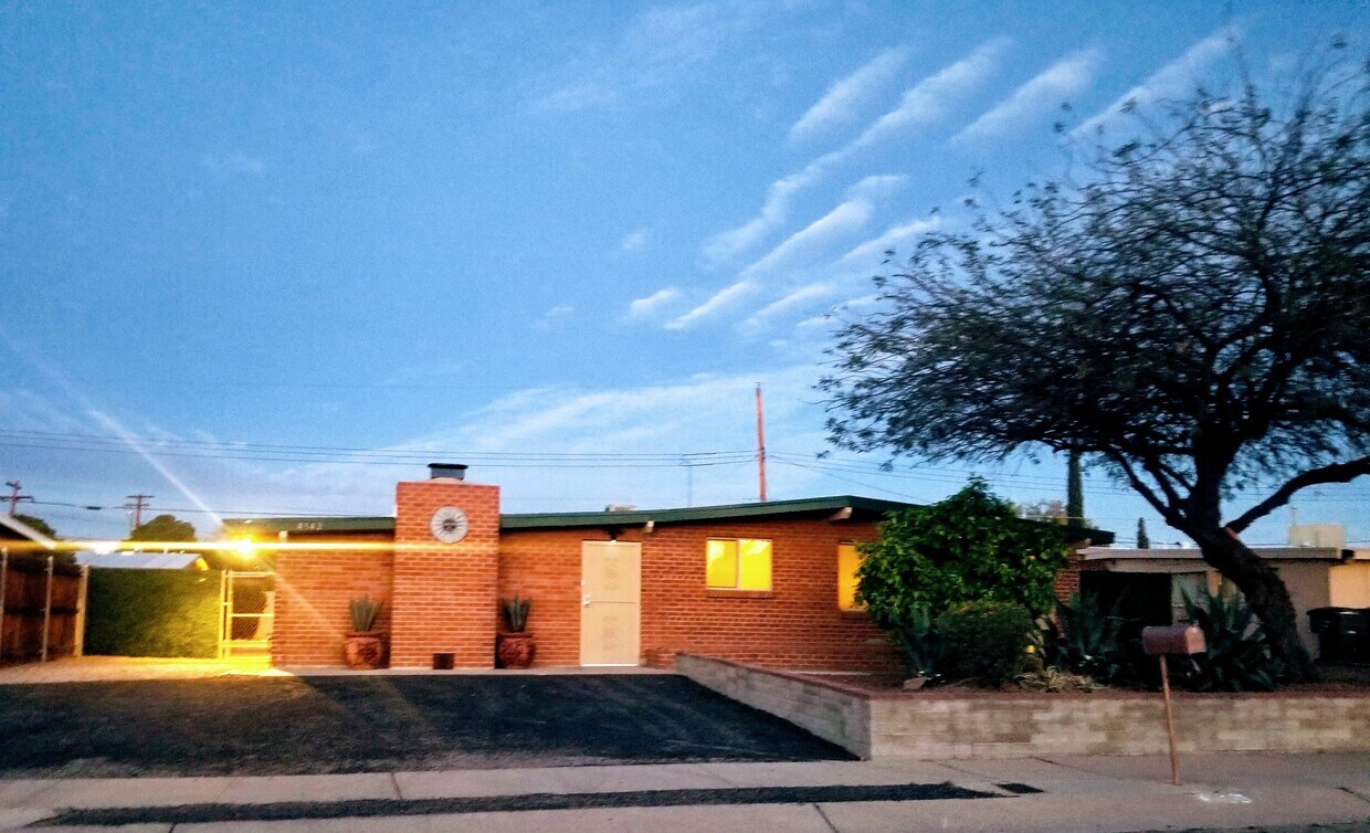 Primary Photo - 4342 N Radin Ave