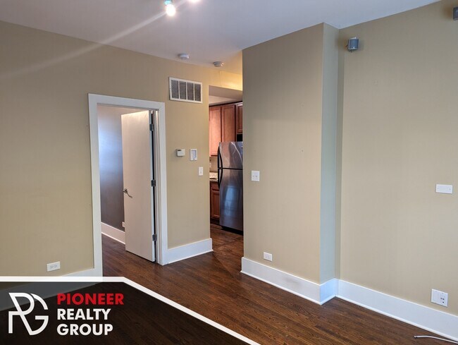 Building Photo - 1847 W Cornelia Ave