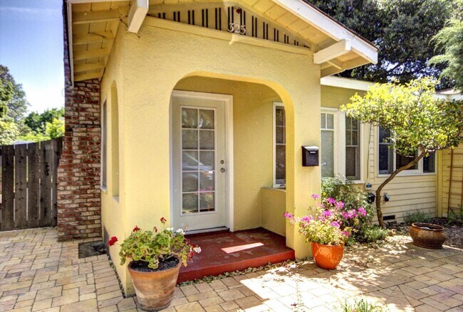 Foto del edificio - 325 Middlefield Rd