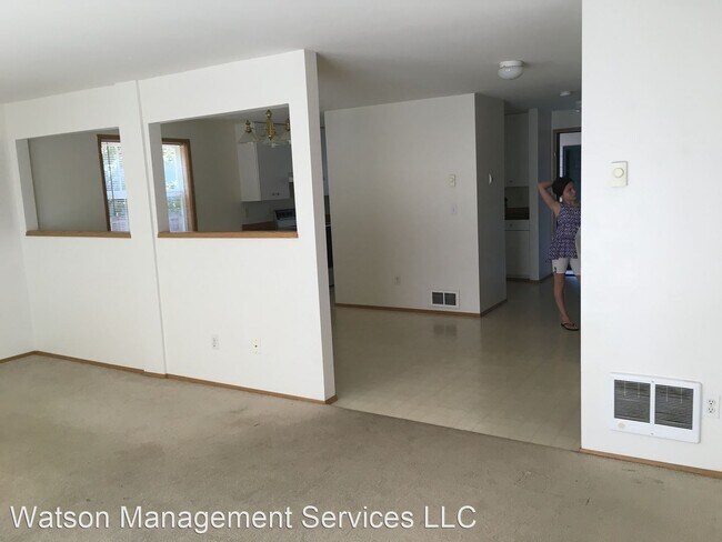 Building Photo - 3 br, 1.5 bath House - 652 NW Walnut Blvd