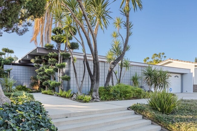 Foto del edificio - Stunning Mid-Century Modern 4 BR 3 BA with Bonus Room and Office