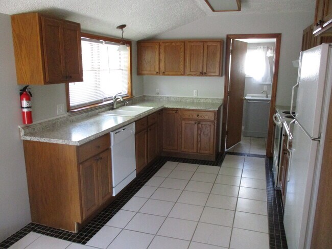 Kitchen with Appliances - 422 S Michigan Ave