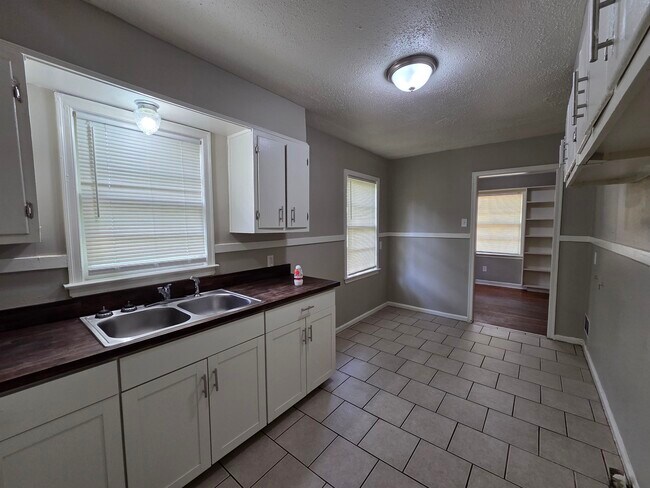 Building Photo - 4062 Shirley Dr