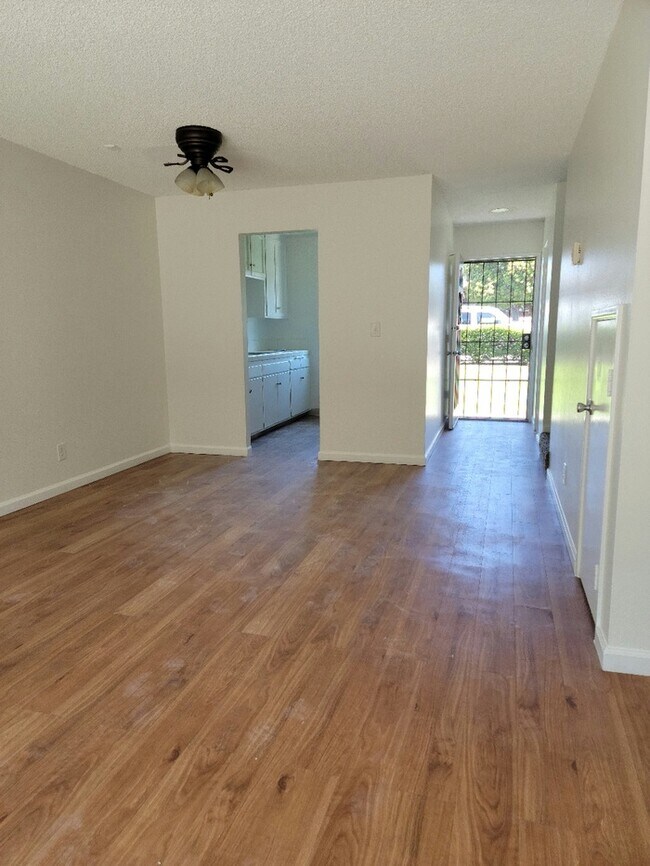 Building Photo - Chula Vista 2bd/1bth Townhouse Available N...