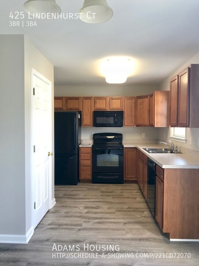 Building Photo - 425 Lindenhurst Court!