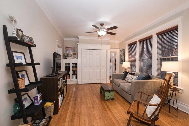 Foto del edificio - 2100 W Montrose Ave