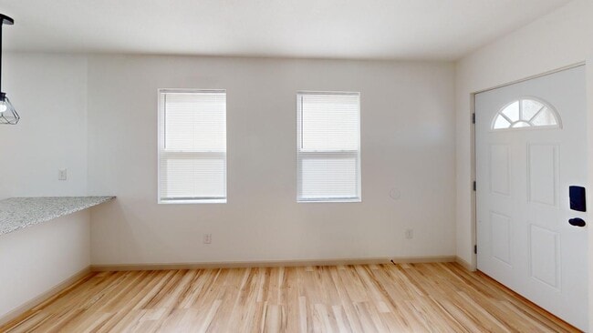 Building Photo - 2405 Holly Ave