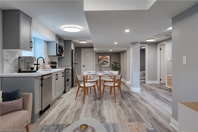 Photo du bâtiment - 2 Bed / 1 Bath in Kingston – All Utilities & Parking Included - $2,099/month