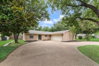 Building Photo - 2697 Poplar Dr