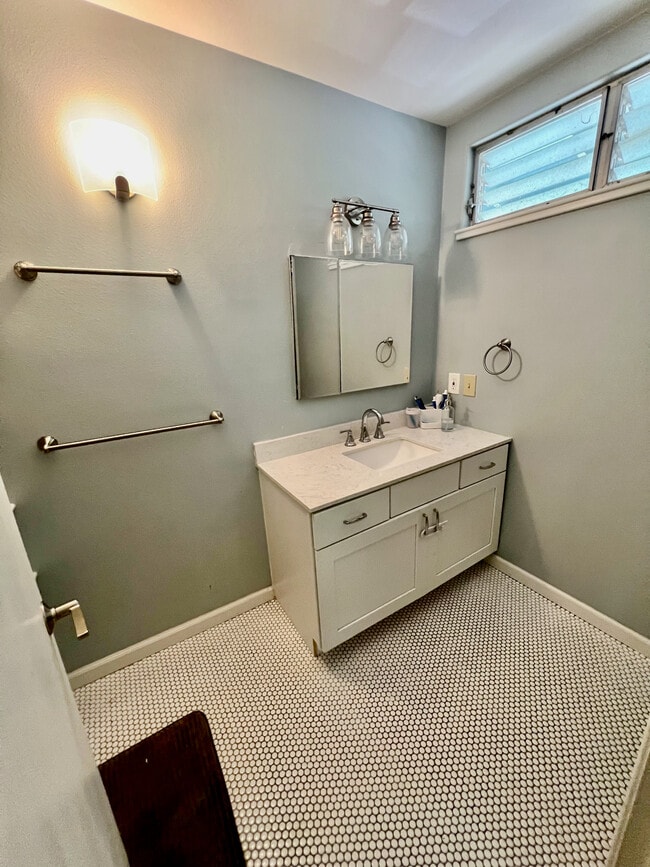 Master bath - 6065 Kolopua St