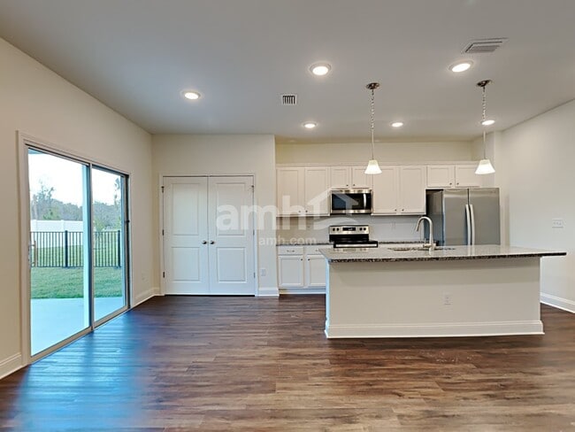 Building Photo - 203 Banyan Forest Drive