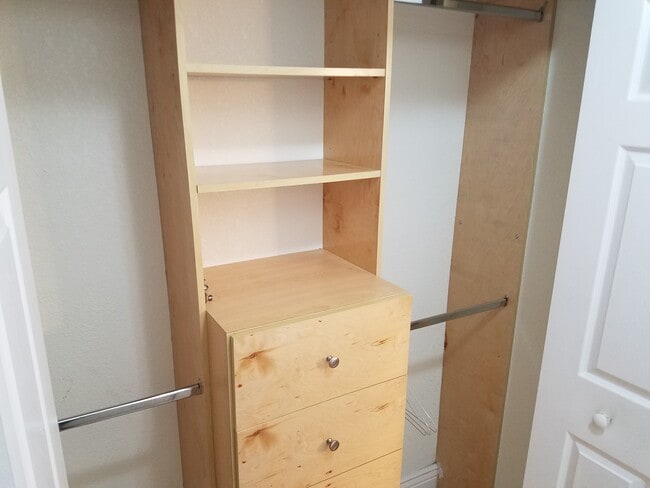 Building Photo - 570 S Park Rd