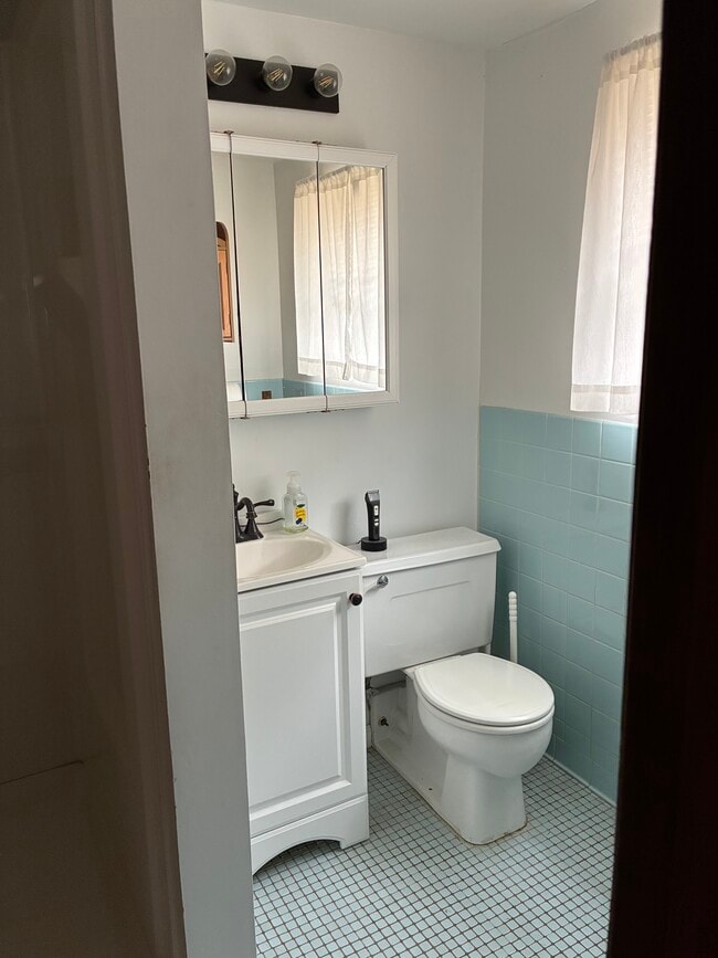 Foto del edificio - 136 Maple Ave