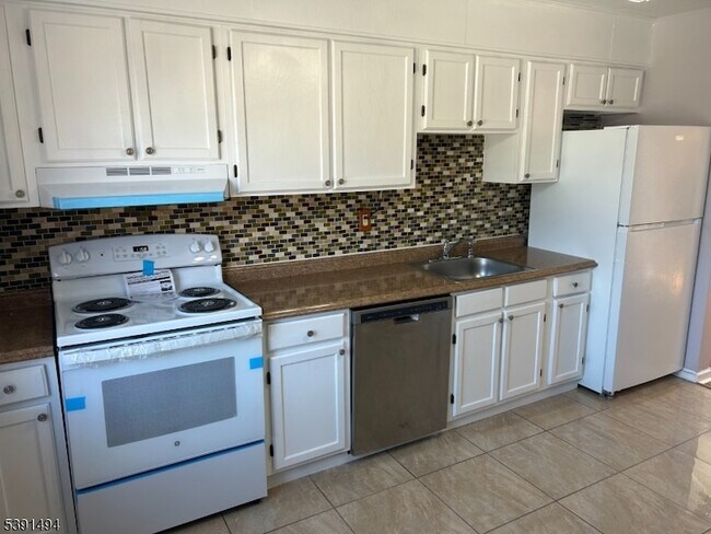 Foto del edificio - 63 Troy Dr