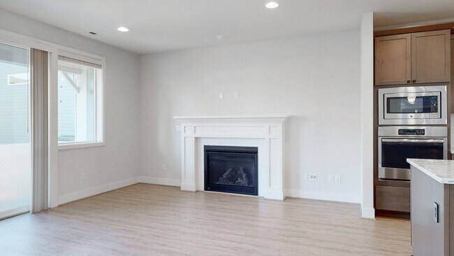 Building Photo - GORGEOUS AIR-CONDITIONED 3 bdrm plus Flex ...