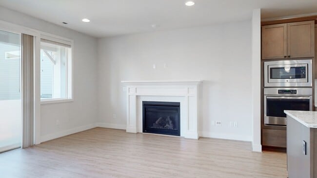 Foto del edificio - GORGEOUS AIR-CONDITIONED 3 bdrm plus Flex ...