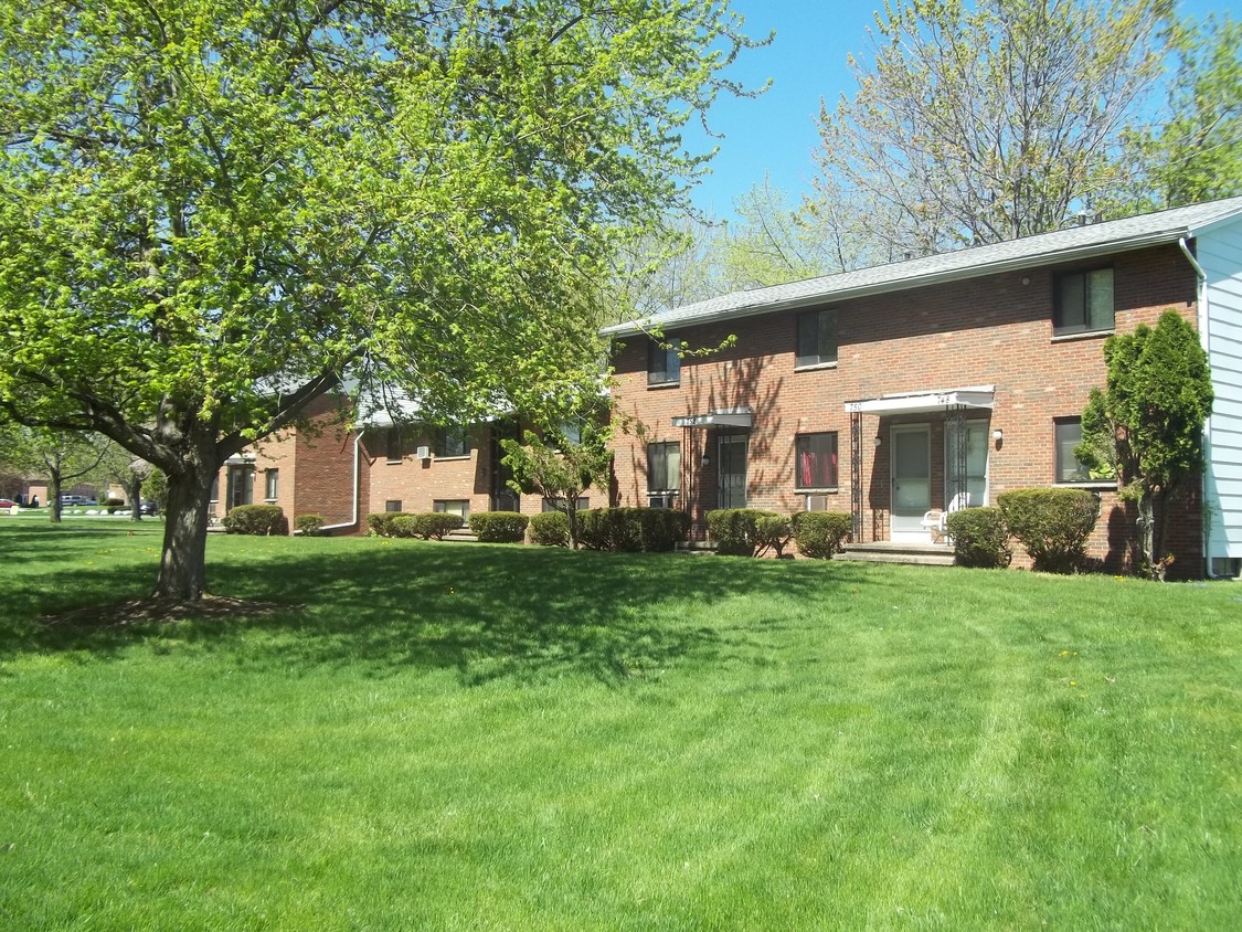 Lovely Lawns - Northampton Park Apartments and Townhomes