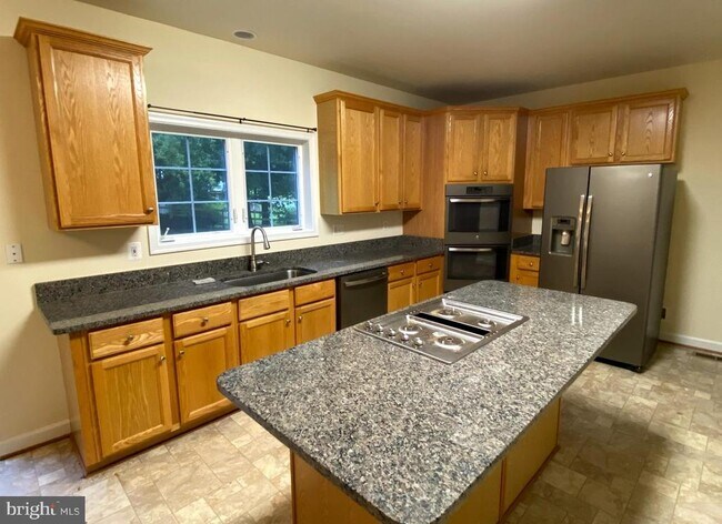Building Photo - 7000 Wayland Dr