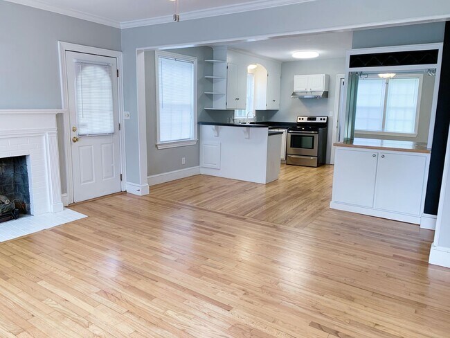 Building Photo - Fenced in 4 bedroom home for 4 or 3 people!