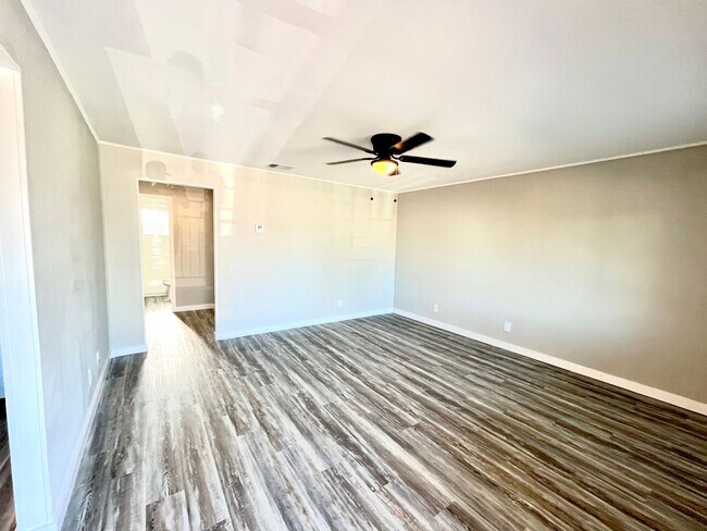 Foto del edificio - Spacious 2 Bedroom / 1 Bathroom Apartment ...